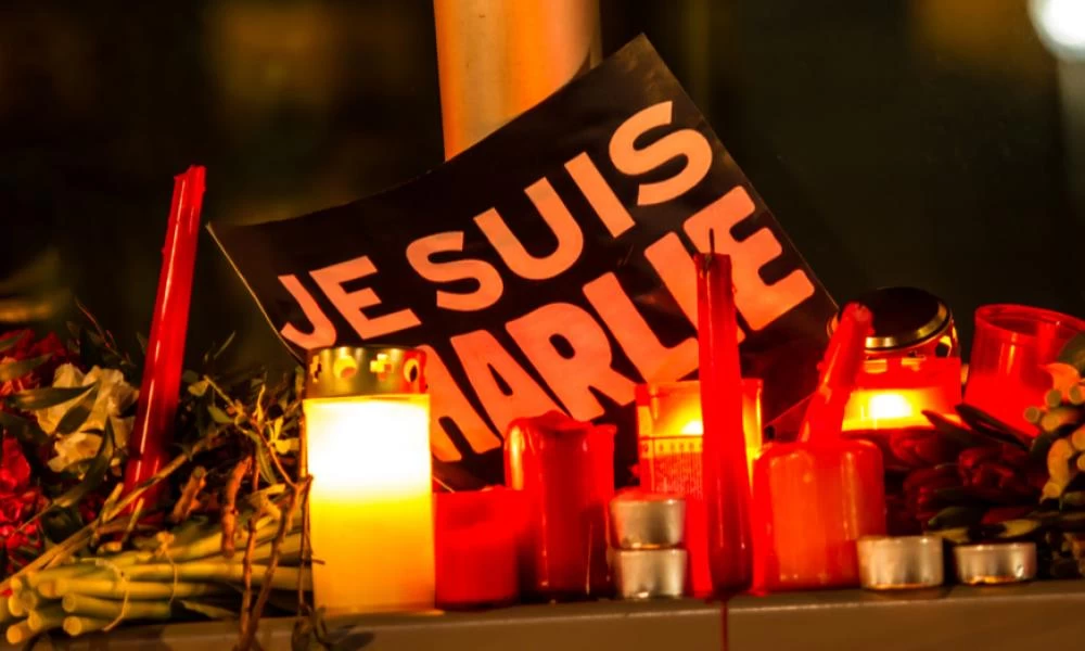 Ο κορονοϊός χτύπησε την δίκη για το μακελειό στo Charlie Hebdo